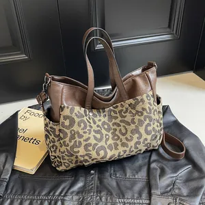 Sac fourre-tout en cuir marron avec poche à imprimé léopard et bandoulière réglable