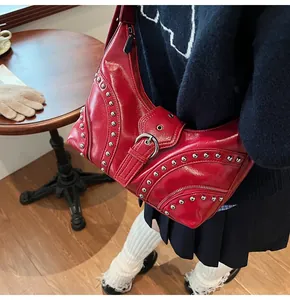 Détail du sac punk Y2K rouge avec rivets argentés et bandoulière à boucle métallique