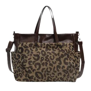 Sac fourre-tout imprimé léopard avec finitions en cuir marron et bandoulière réglable
