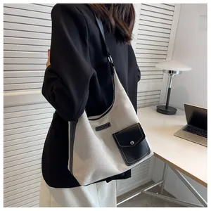 Détail du sac fourre-tout en toile avec finitions en cuir noir et grande capacité