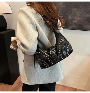Détail du sac bandoulière croissant noir avec clous argentés et boucle métallique