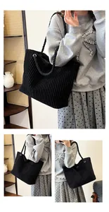 Détail d'un sac cabas en velours côtelé noir avec texture et poignées en corde