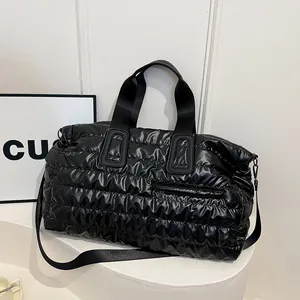 Sac fourre-tout matelassé en nylon noir avec bandoulière et grande capacité
