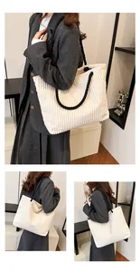 Détail du sac cabas en velours côtelé blanc avec anses en corde noire et texture douce