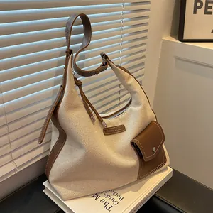 Sac seau Hobo en toile avec finitions en cuir marron et petite poche avant chic