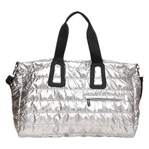 Grand sac cabas matelassé argenté avec poignées noires et bandoulière réglable
