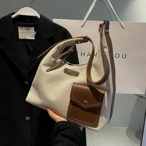Sac hobo rétro en toile et cuir marron avec des détails de boucles argentées