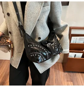 Détails du sac demi-lune en cuir noir avec des rivets argentés et une boucle métallique