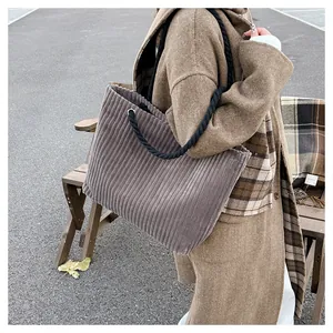 Détail du sac fourre-tout en velours côtelé gris foncé avec des poignées en corde