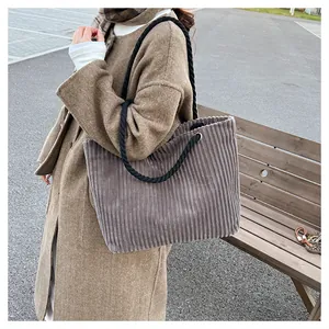 Détail du sac fourre-tout en velours côtelé gris avec poignées en corde noire