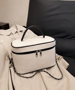 Dettaglio della borsa da toilette in tela con manico in pelle nera e trama intrecciata