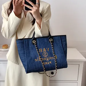 Damen Denim Blau Große Kapazität Tragetasche mit Lederriemen und Goldkette Details