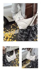 Détails du sac blanc cassé avec rivets argentés et boucles en décor de rue automnale