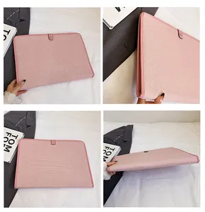 Détail d'une pochette porte-documents en toile rose avec fermeture à bouton pression