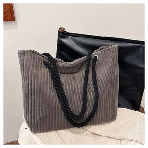 Détail du sac cabas en velours côtelé gris avec anses en corde tressée et bords ondulés