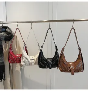 Sacs hobo en rouge, blanc, noir et marron avec clous et boucles métalliques