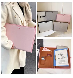 Détails de la pochette en toile avec fermeture à pression et fentes pour cartes