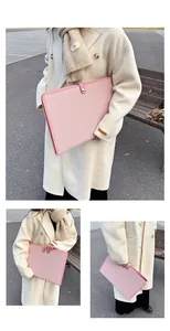 Pochette porte-documents en toile rose avec finitions cuir et boucle en gros plan tenu