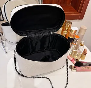 Vista dall'alto della grande borsa per cosmetici in tela con fodera nera e catena
