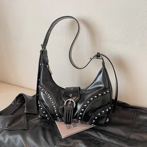 Sac hobo Y2K noir avec rivets argentés et sangle à boucle en cuir poli brillant