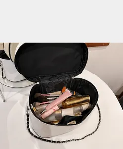 Vista dettagliata del beauty case bianco a nido d'ape con ampio scomparto interno