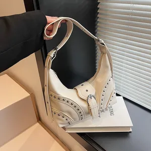 Sac à main beige en forme de lune avec clous argentés et bandoulière réglable