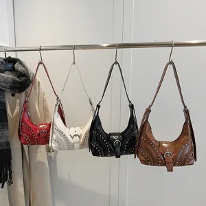 Sacs sous les bras style dumpling en quatre couleurs avec rivets et boucles métal