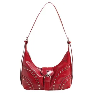 Sac à bandoulière en cuir verni rouge avec rivets argentés de style Y2K
