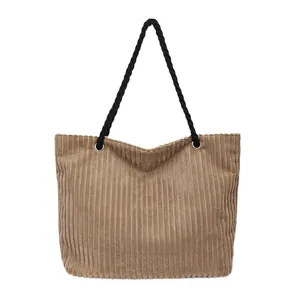 Sac fourre-tout en velours côtelé marron avec rayures verticales et anses en corde noire