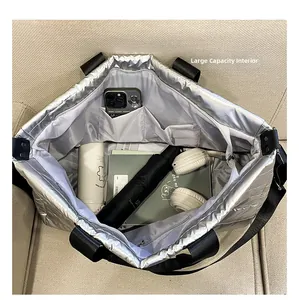 Interno capiente della borsa tote trapuntata argento con larghe tracolle nere