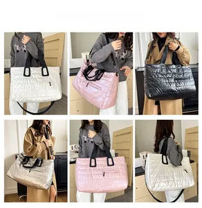 Borsa tote trapuntata in quattro colori con tracolle regolabili per sport e viaggi