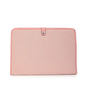 Gros plan de la pochette en toile rose avec lanière en cuir et boucle en métal argenté