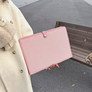 Housse pour ordinateur en toile rose avec sangle en cuir et bouton métal en extérieur