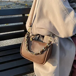 Sac baguette marron foncé en cuir grainé avec chaîne dorée et fine bandoulière