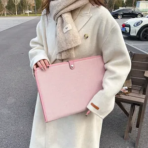 Housse d'ordinateur en toile tissée rose avec bordure en cuir et fermeture boutonnée