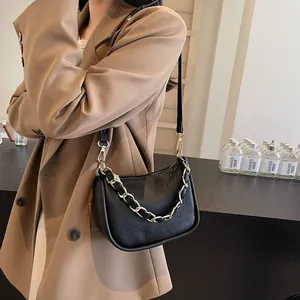 Sac croissant noir motif litchi avec chaîne dorée et bandoulière pour femme