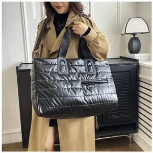 Grande borsa tote trapuntata nera lucida con doppi manici e tracolla regolabile