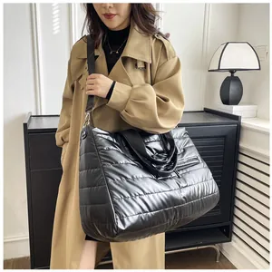 Dettaglio di una borsa in nylon trapuntato nero lucido con tracolla staccabile