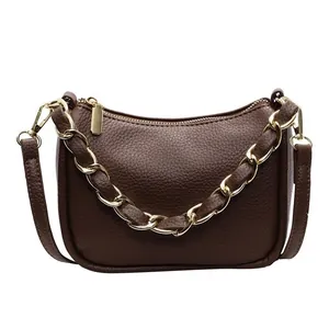 Sac sous le bras en cuir marron foncé avec texture litchi et chaîne dorée