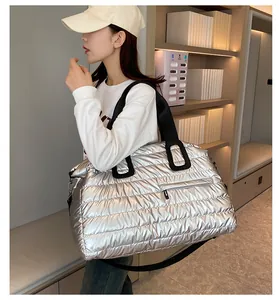 Sac de sport argenté matelassé en duvet présenté de profil sur un mannequin