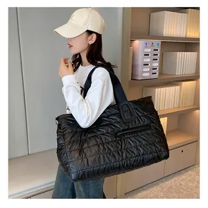 Grand sac fourre-tout matelassé noir avec poche zippée latérale et bandoulière de sport
