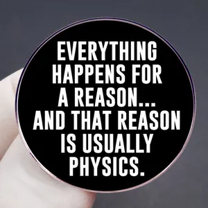 Schwarze runde Physik-Anstecknadel mit Spruch Everything Happens For A Reason