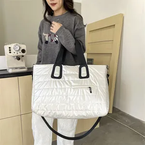 Grande borsa tote trapuntata bianca con cinturini neri e finitura lucida per sport e viaggi