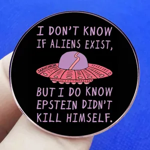 Αστεία καρφίτσα UFO με κείμενο JARHUMOR σε μαύρο στρογγυλό μεταλλικό σήμα