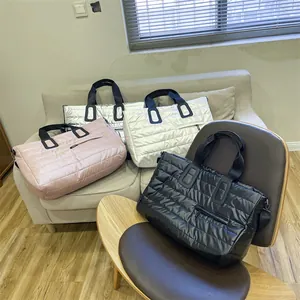 Grandi borse tote trapuntate in nero bianco argento e rosa per viaggio o fitness