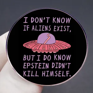 Καρφίτσα UFO με το σύνθημα 'I don't know if aliens exist' σε μαύρο μεταλλικό σήμα