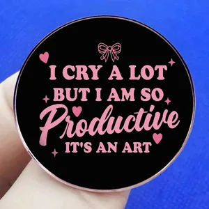 Broche ronde avec citation I CRY A LOT BUT I AM SO PRODUCTIVE en rose sur noir