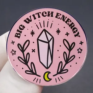 Broche ronde Big Witch Energy avec motif de cristal rose et lune sur fini acrylique