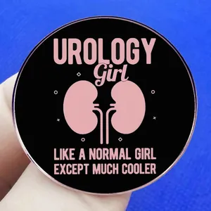 Broche ronde noire Urology Girl avec motif d'anatomie rénale rose pour professionnels