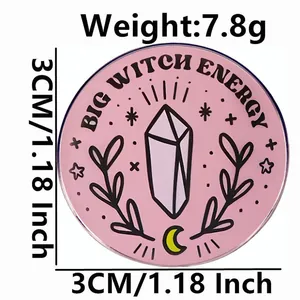 Broche en émail Big Witch Energy avec fond rose et motifs de cristaux et lune mystiques